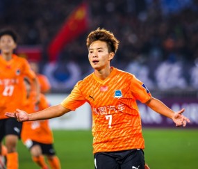亚冠决赛最后时刻罚进点球！王霜：当时也没多想，抱着球就上了